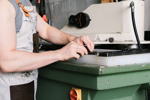 Mold polishing technician