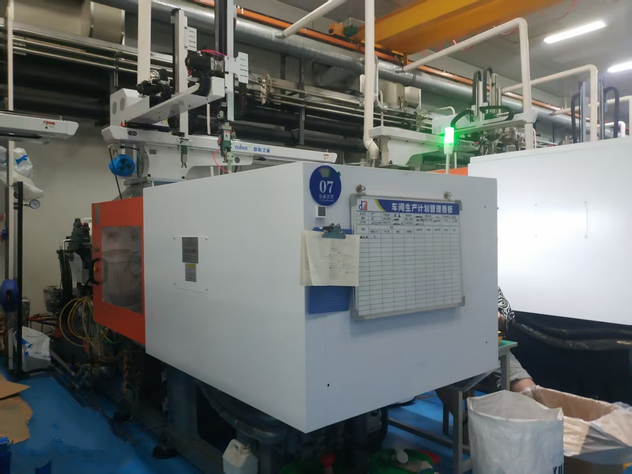 Injection moulding machine used for gaming mouse housing production