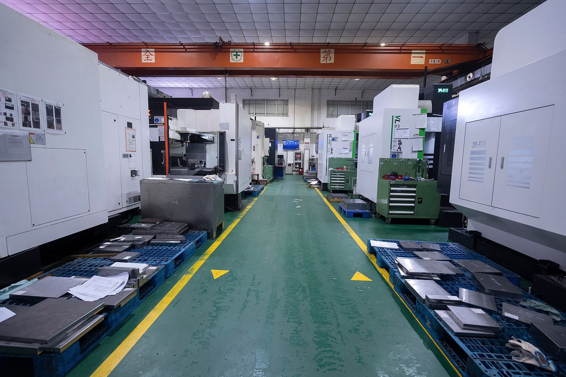 JingZhan mould machining floor with CNC equipment